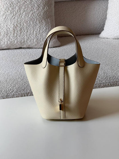 Hermes
picotin 18cm💥Master quality ✅

with box📦

340 dhs✅

Zain52
♥️♥️♥️