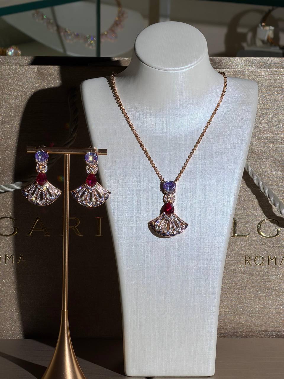 Bvlgari
Flower Pendant Necklace Set
Latest Collection  😍
Quality: Super Master
For Price 👇 WhatsApp✅
0568585901 
0507557372
0552275751 Owner Zain 👌

Zain268
♥️♥️♥️