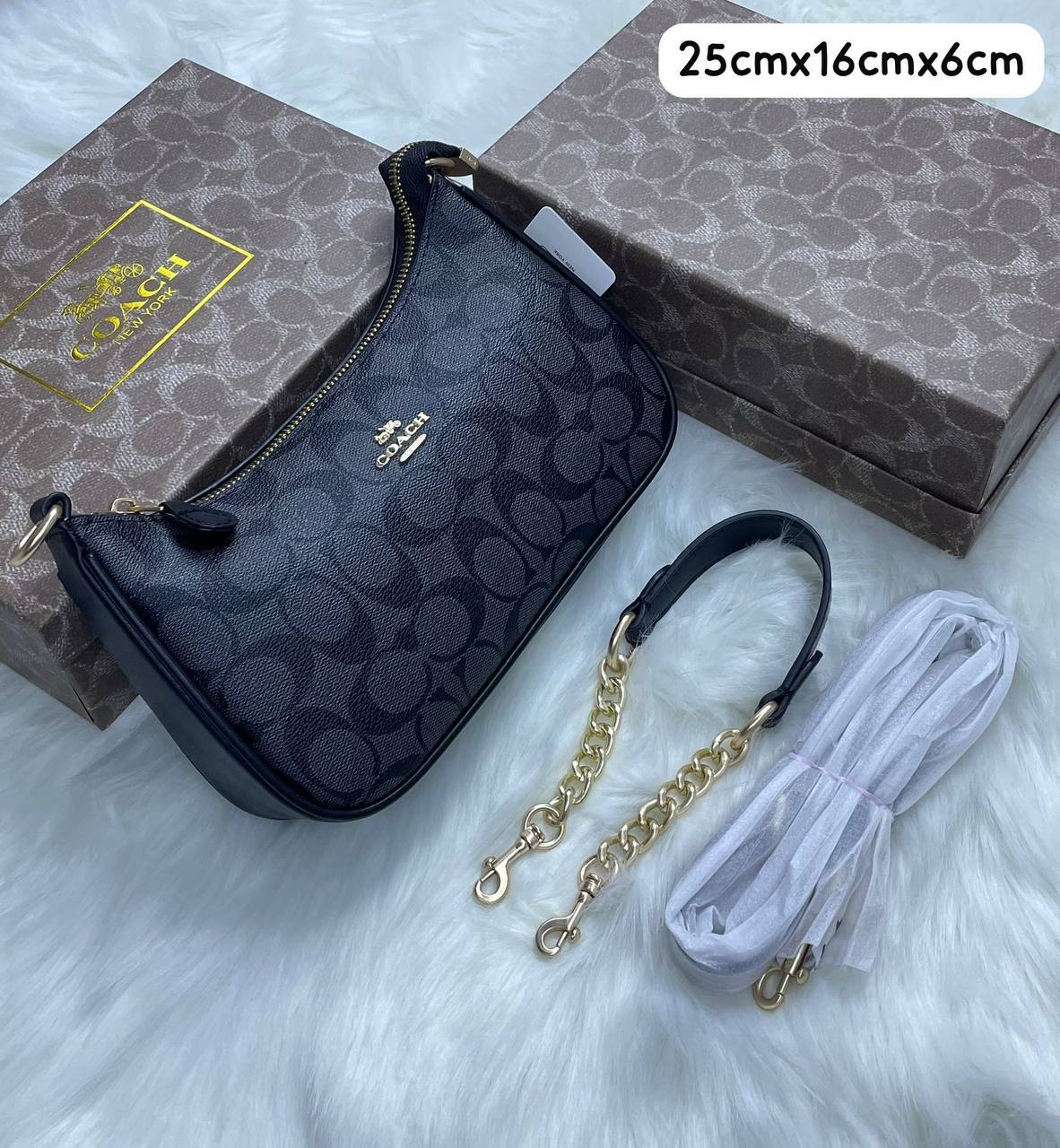 Coach
95 dhs✅ 

with box
🎁🎁🎁

Zain72
♥️♥️♥️