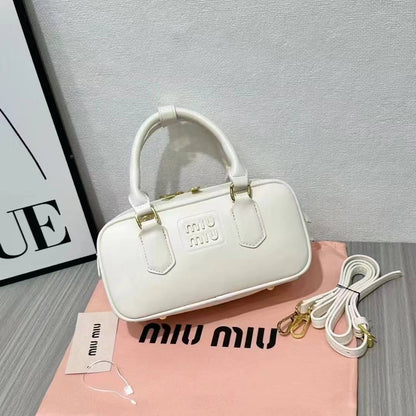 MIUMIU

Best quality 
with box

105 dhs🇦🇪🇦🇪
size 22CM

Zain290
♥️♥️♥️
Miu