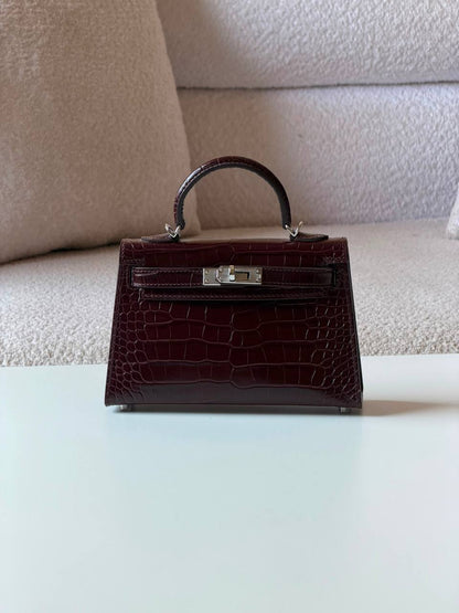 Hermes kelly croc 19cm💕master quality😍with box❤️
520 dhs💓

Zain52
♥️♥️♥️