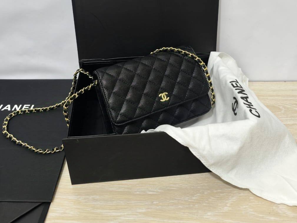 Chanel
85 dhs✅

with box
🎁🎁🎁

size 20cm

Zain26
♥️♥️♥️