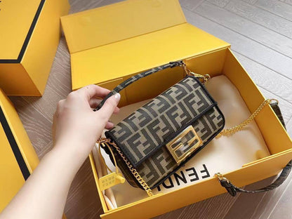 Fendi 
Master❣️❣️
27Cm 280 dhs🇦🇪🇦🇪
20Cm 250 dhs🇦🇪🇦🇪
💼 Good Quality 💼

Zain131
♥️♥️