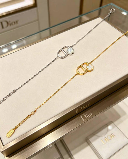Dior 
Necklace ✨
Earring 🦋
Bracelet 💥
Master quality 💯
With normal boxes 🗃️ 
115 dhs 

With master box 📦 
135 dhs 

Zain216
♥️♥️♥️