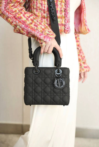 LADY DIOR 
  BIG SIZE 
GOOD QUALITY 
WITH BOX
120 dhs✅
SIZE: 24cm

Zain295
♥️♥️♥️