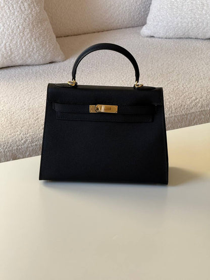 Hermes kelly epsom 28cm💕
master quality😍

with box❤️
🎁🎁🎁

420 dhs🪙💕

Zain52
♥️♥️♥️