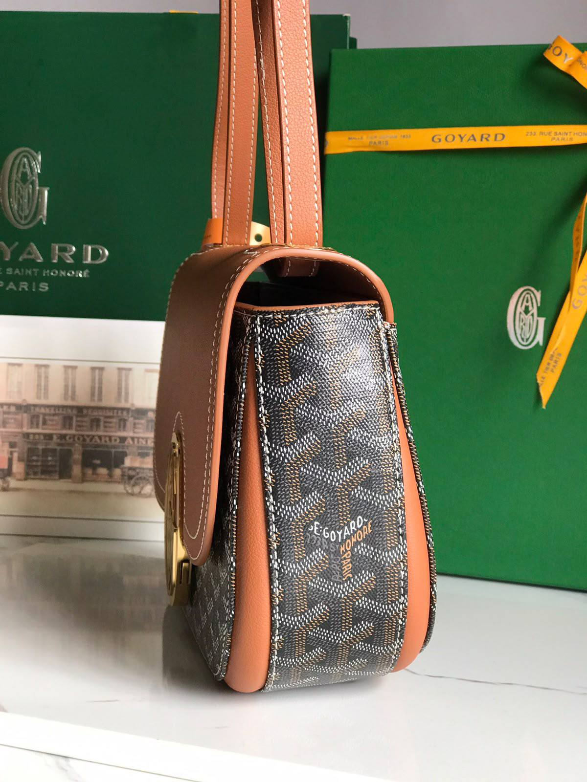 Goyard

identification based on appearance
Brown 

Goyardine canvas and Chevroches calfskin

Shoulder bag / Crossbody bag
Palladium
size:25cm

For Price 👇 WhatsApp✅
0568585901 
0507557372
0552275751 Owner Zain 👌

Zain325
♥️♥️♥️