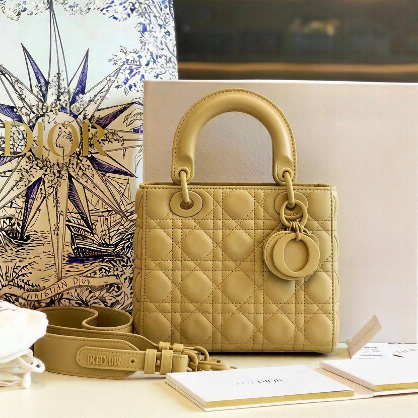 LADY DIOR 
  BIG SIZE 
GOOD QUALITY 
WITH BOX
120 dhs✅
SIZE: 24cm

Zain295
♥️♥️♥️