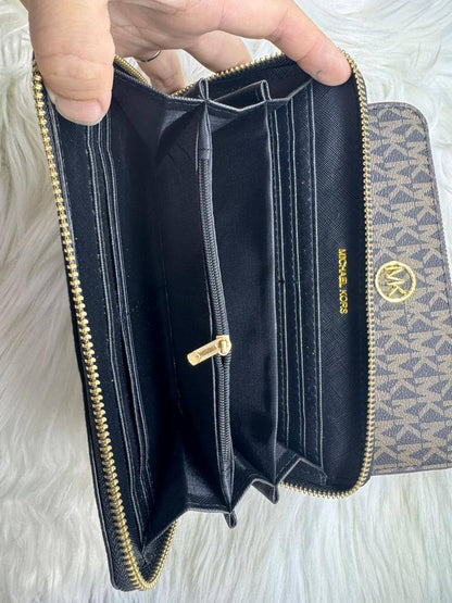 💝 Mk / Dior wallet
1️⃣ First quality 
Size : 19.5 * 9.5 aed
40 dhs✅

Zain115
♥️♥️♥️