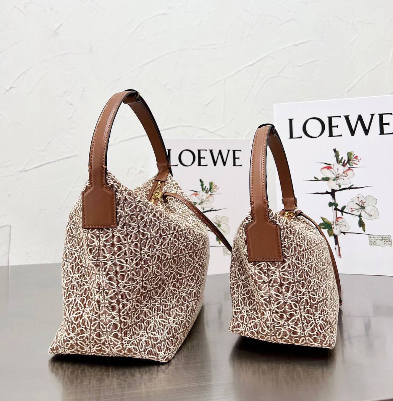LOEWE 

 GOOD QUALITY BIG SIZE WITH BOX 🎁
95 dhs✅

SMALL SIZE 
WITH BOX 🎁
90 dhs✅

Zain295
♥️♥️♥️