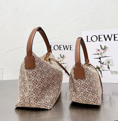 LOEWE 

 GOOD QUALITY BIG SIZE WITH BOX 🎁
95 dhs✅

SMALL SIZE 
WITH BOX 🎁
90 dhs✅

Zain295
♥️♥️♥️