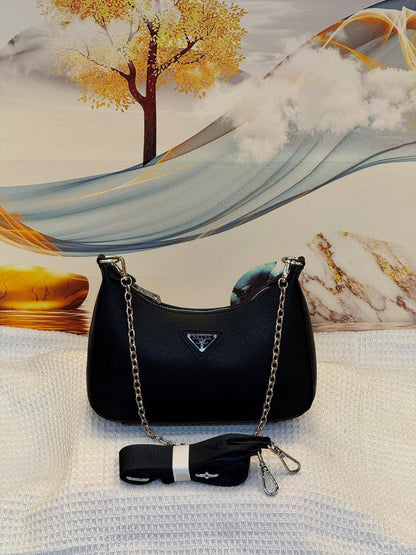 PRADA
Best quality 

with box
🎁🎁🎁

100 dhs✅
size 22Cm

Zain290
♥️♥️♥️