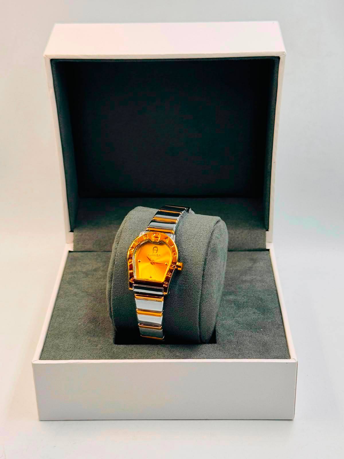Aigner Ladies 
55 dhs🇦🇪🇦🇪

Zain08
♥️♥️♥️
