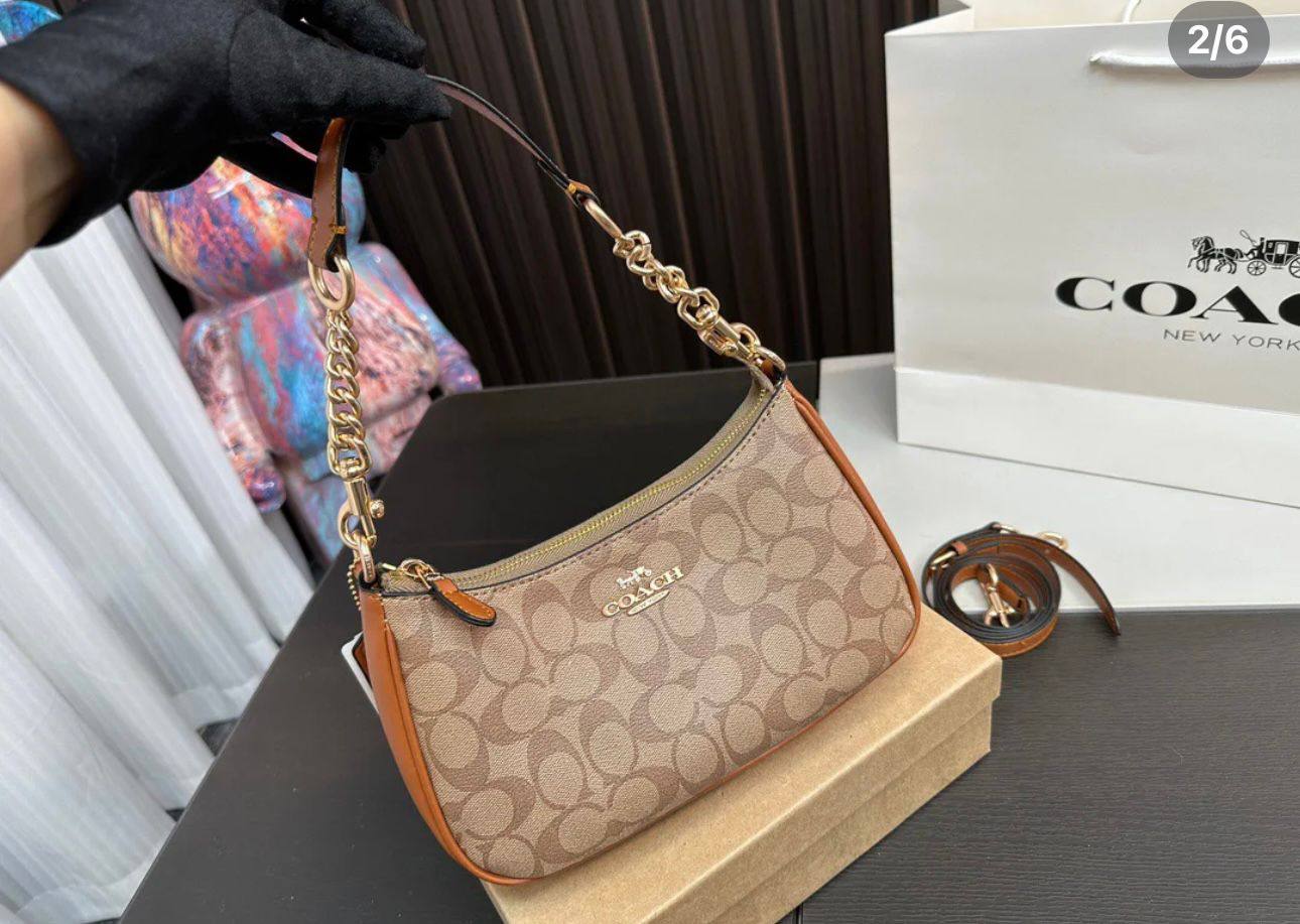 Coach
good quality, comes 

with box, 
🎁🎁🎁

size... 24* 14 cm 
95 dhs❣️

Zain12
♥️♥️♥️
