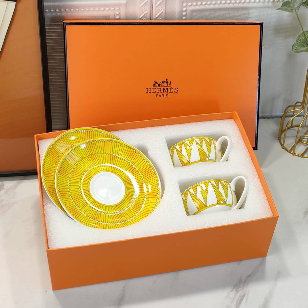 Branded mugs set

130 dhs 
set 4 pc 

with box🎁🎁🎁

Zain205
♥️♥️♥️