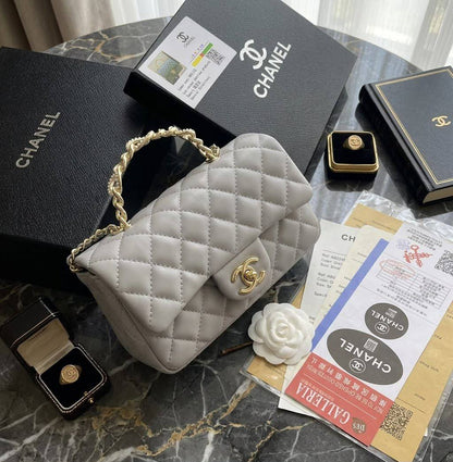 Chanel 
26cmx13cmx3cm
85 dhs✅✅
with box

Zain72
♥️♥️♥️