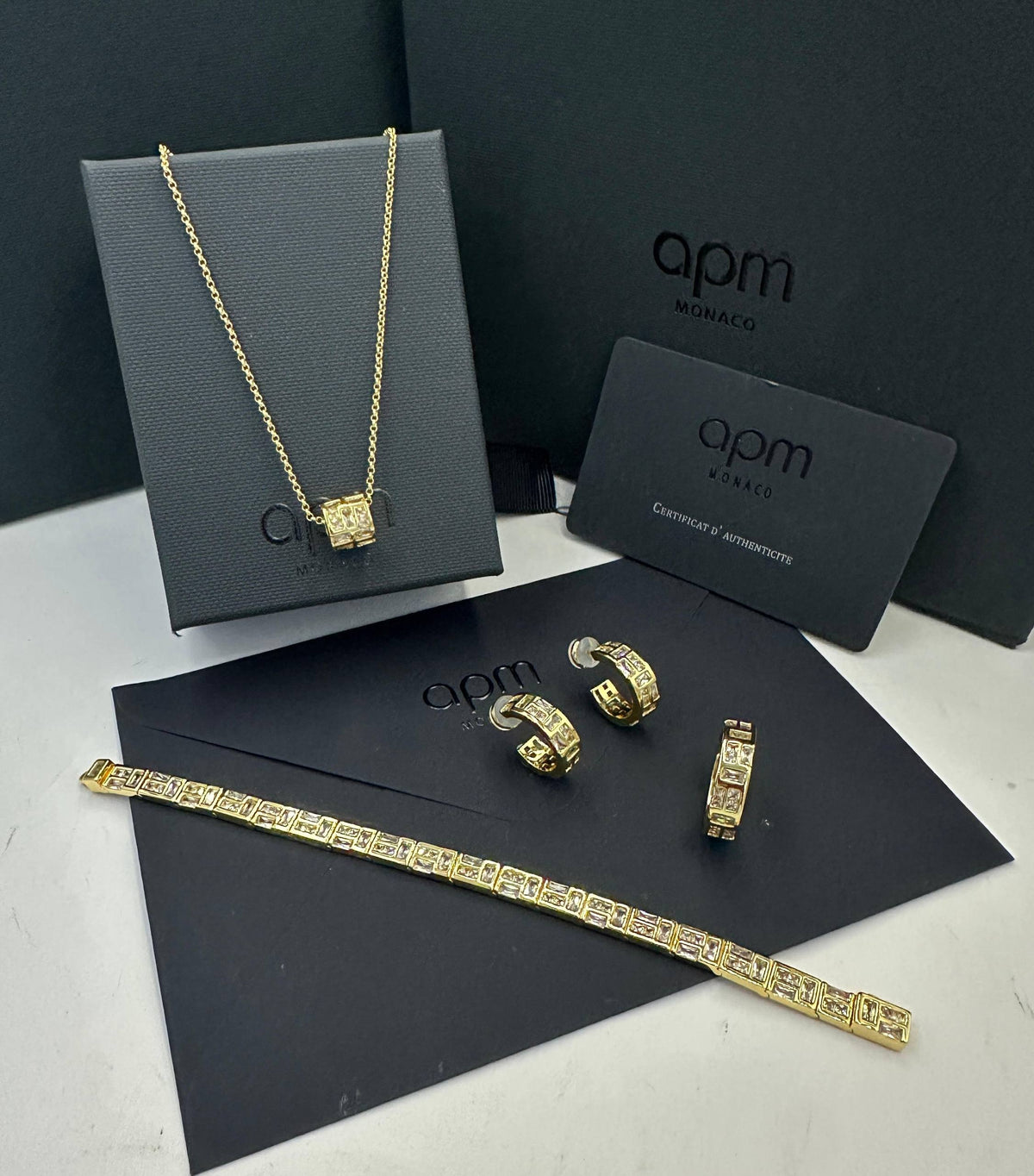 APM SET 💫✨
NECKLACE
BRACELET
EARRINGS
RING
225 dhs🇦🇪🇦🇪

WITH BOX AND PAPER BAG🎁🛍️

Zain89
♥️♥️♥️