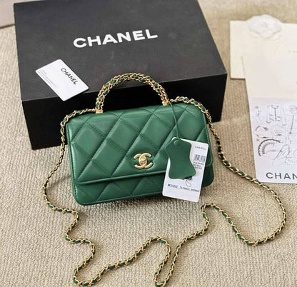 CHANEL

 NEW CAME GOOD QUALITY 
WITH BOX 
🎁🎁🎁

100 dhs🌺

Zain39
♥️♥️♥️