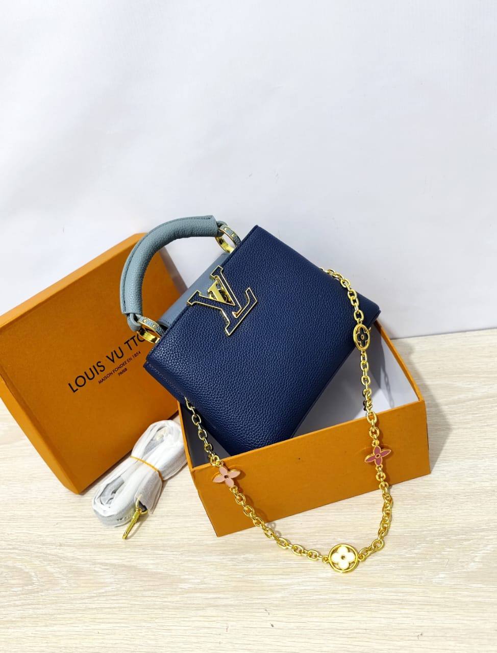 LV
100 dhs🇦🇪🇦🇪
with box
size 22cm

Zain26
♥️♥️♥️