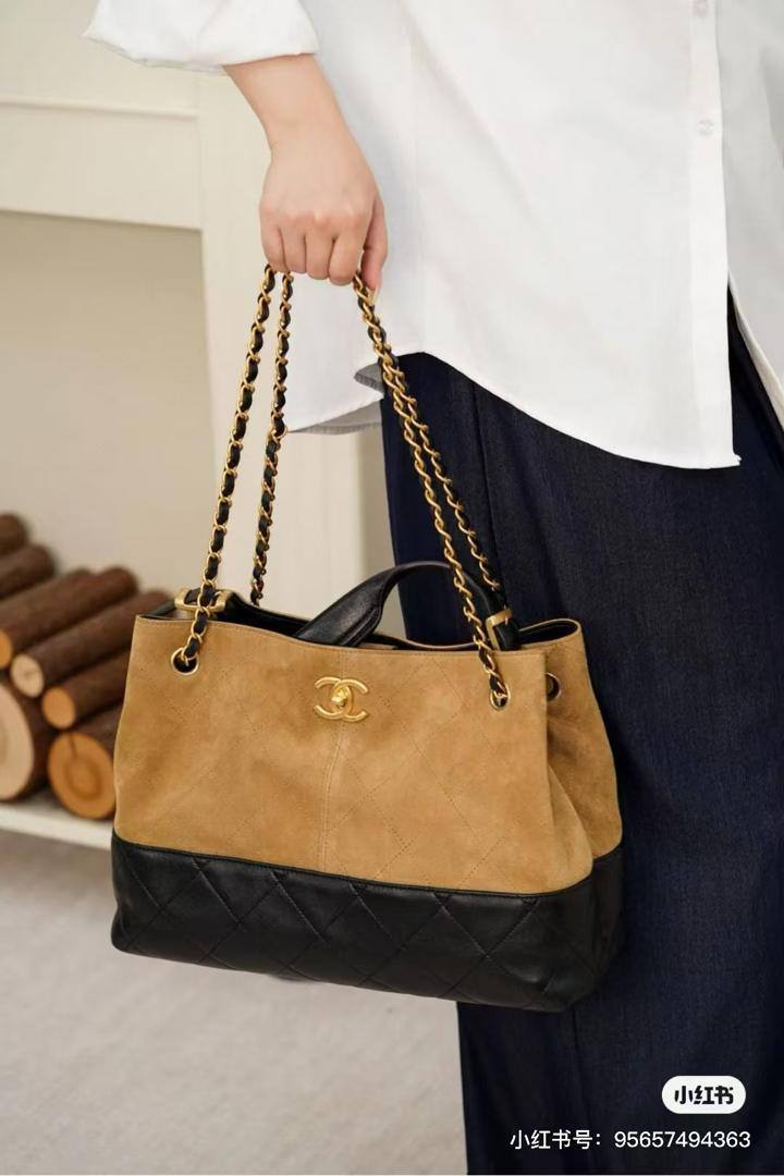 Chanel
95 dhs🪙🌨️
size 30cm

Zain26
♥️♥️♥️