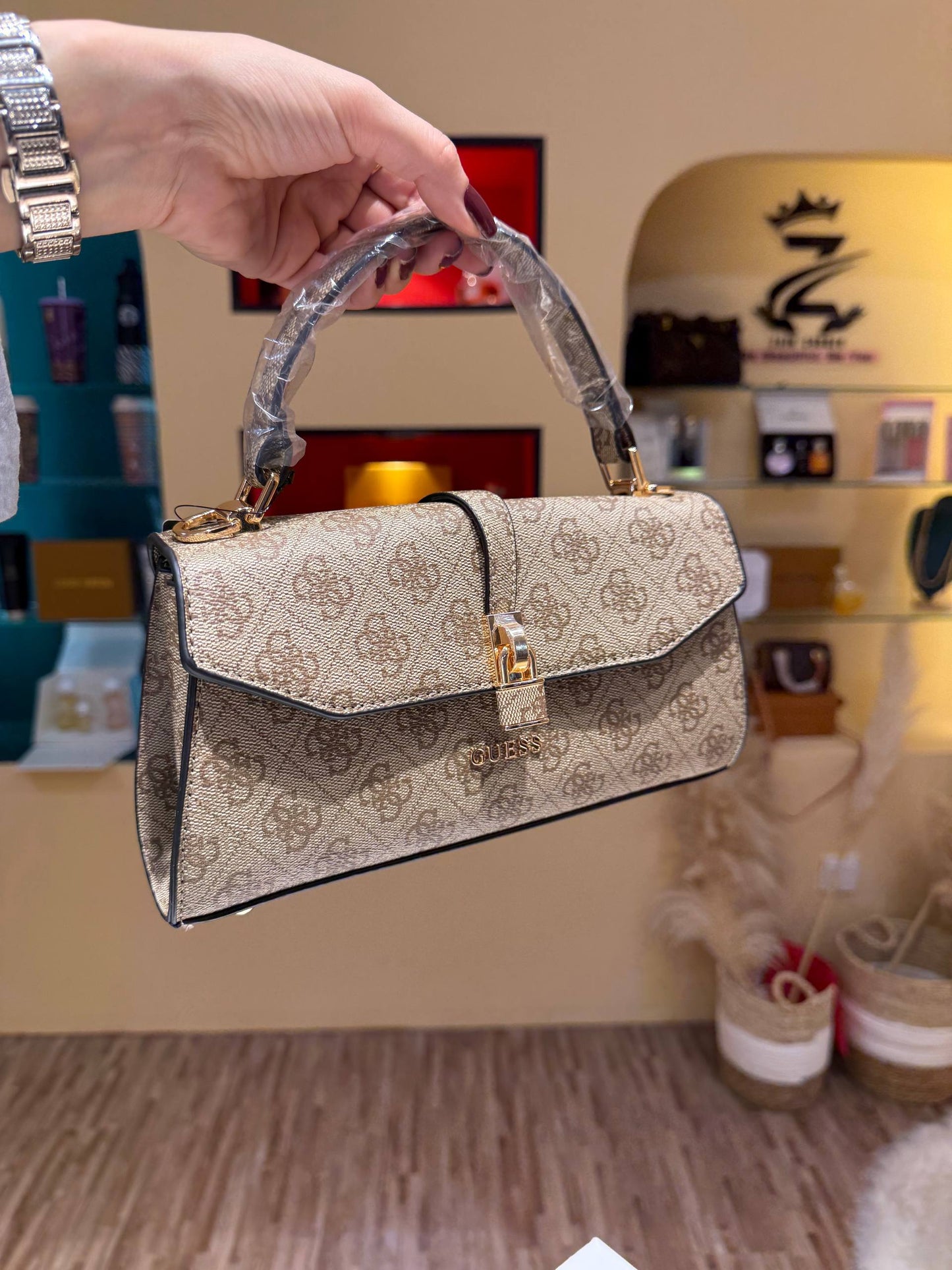 Guess

100 dhs
With box

25 cm

Zain115

اطلبوها من الوتس المثبت في الأعلى👆🏻👆🏻

تواصلو معنا 👈🏻 Zain 
For order WhatsApp pinned 👆🏻

♥️♥️♥️