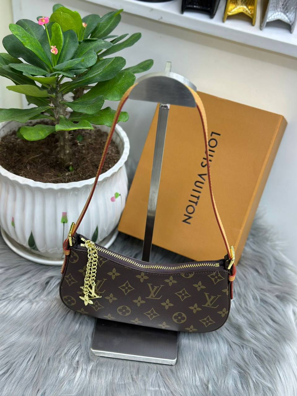 LV
SIZE  ……… 24CM🥰
85 dhs🪙🌨️

with BOX🌷
🎁🎁🎁

Zain244
♥️♥️♥️