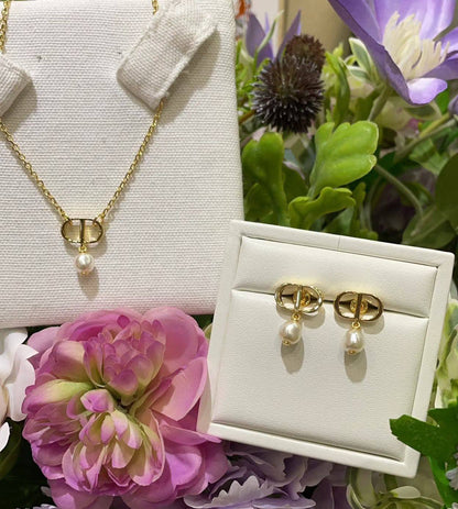 Dior ❤️‍🔥*
Necklace 🦋
Earring ✨
Master quality 💯
With normal boxes 🗃️ 
75 dhs❣️
With master box 📦 
90 dhs❣️

Zain216
♥️♥️♥️