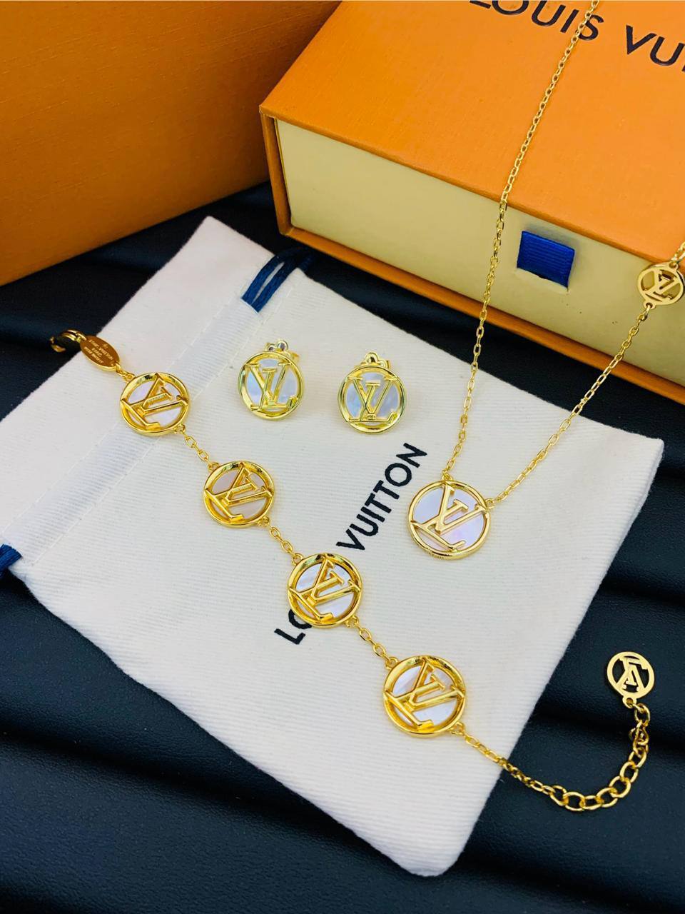 LV Sets
           _Necklace_
           _Bracelet_
           _Earrings_
  
115 dhs🪙🌨️
          _Each_
*WITH BOX AND PAPER 

🎁🎁🎁BAG*✨✅

Zain89
♥️♥️♥️