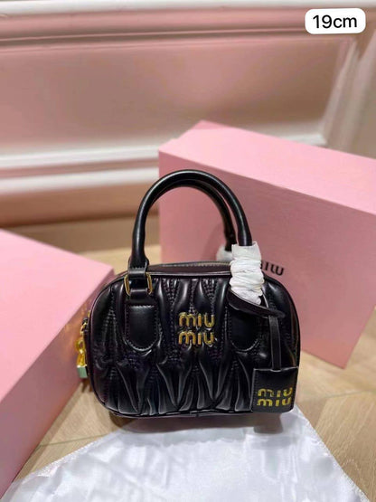 🎉 Offer 🎊  Miumiu Fashion
Good quality +🎁
Size : 23 ~ 19 * 13  cm
70 dhs🪙🖤
with box🎁
Limit Stock

Zain115
♥️♥️♥️