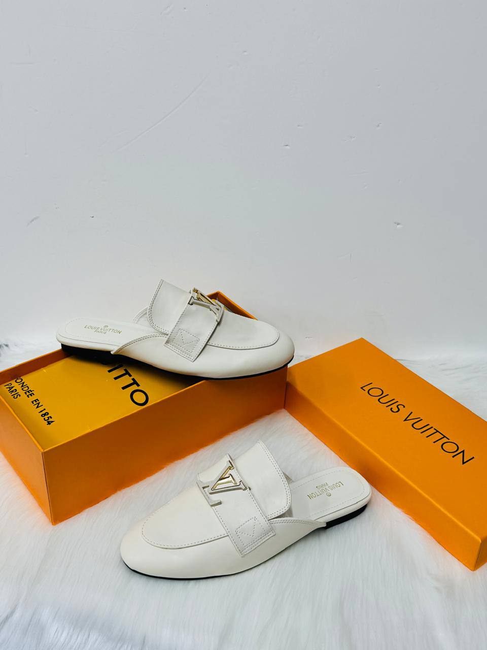 LV
New arrived 
Size 36 to 41
105 dhs🪙🌨️

Zain21
♥️♥️♥️