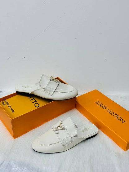 LV
New arrived 
Size 36 to 41
105 dhs🪙🌨️

Zain21
♥️♥️♥️