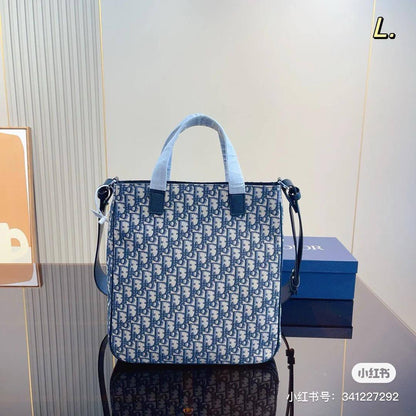 Dior

33*31*12cm
80 dhs🇦🇪🇦🇪

Zain17
♥️♥️♥️