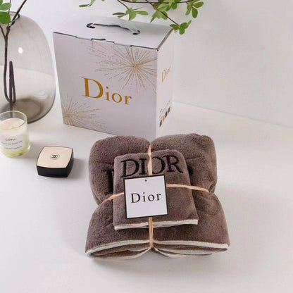 Brand 
Towels  
Good quality 
2 set
With paper 💼 
45 dhs✅

Zain99
♥️♥️♥️