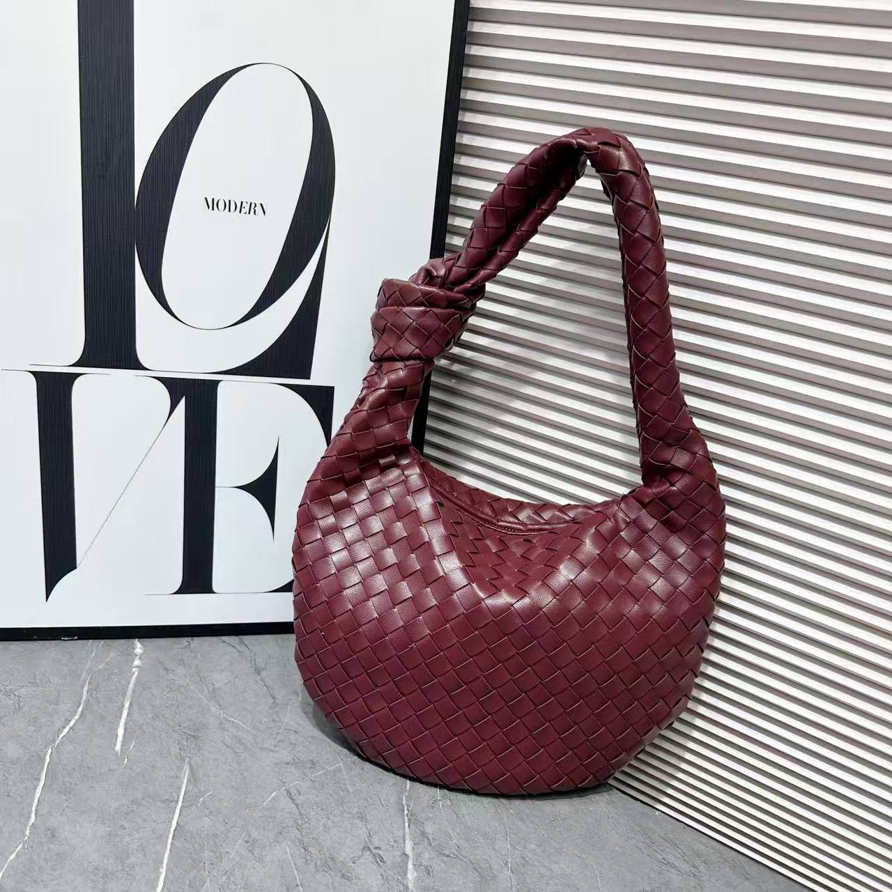 BOTTEGA
SIZE  ……… 31CM 🥰
90 dhs✅

Zain144
♥️♥️♥️