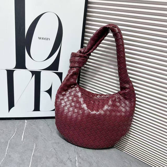 BOTTEGA
SIZE  ……… 31CM 🥰
90 dhs✅

Zain144
♥️♥️♥️
