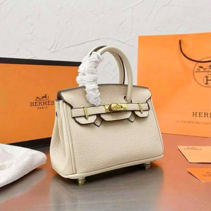 HERMES BIRKIN SMALL SIZE GOOD QUALITY WITH BOX 
110 dhs🇦🇪🇦🇪

Zain295
♥️♥️♥️