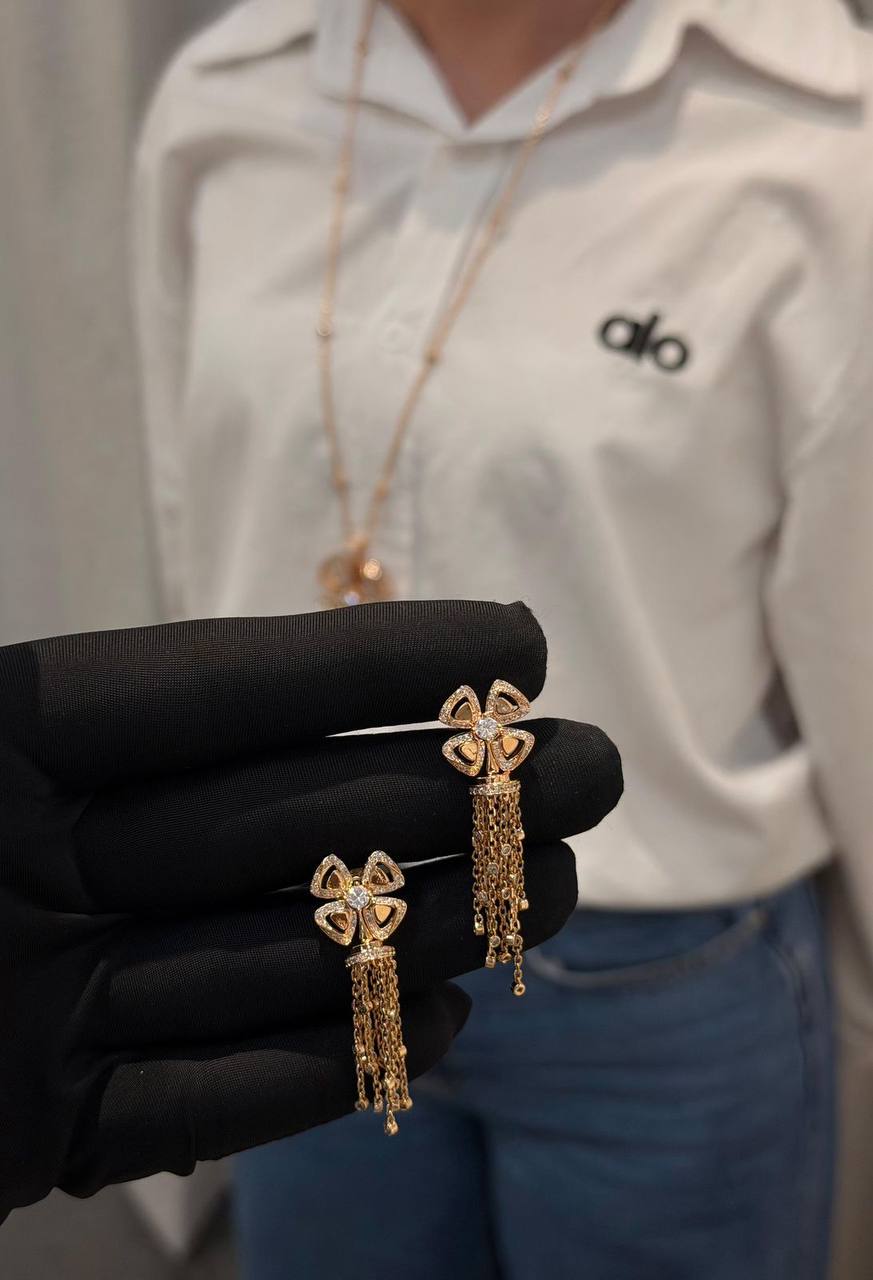 BVLGARI 💫
* Bvlgari FIOREVER Set⬆️
* ⁠↗️ *Super Master Quality* ®️
* Necklace & Earings Gold plated

Necklace with Earrings 
*260 dhs✅* with *Normal* Box & Bag
*290 dhs✅* with *Orignal* Packaging 🎁

Zain106
♥️♥️♥️