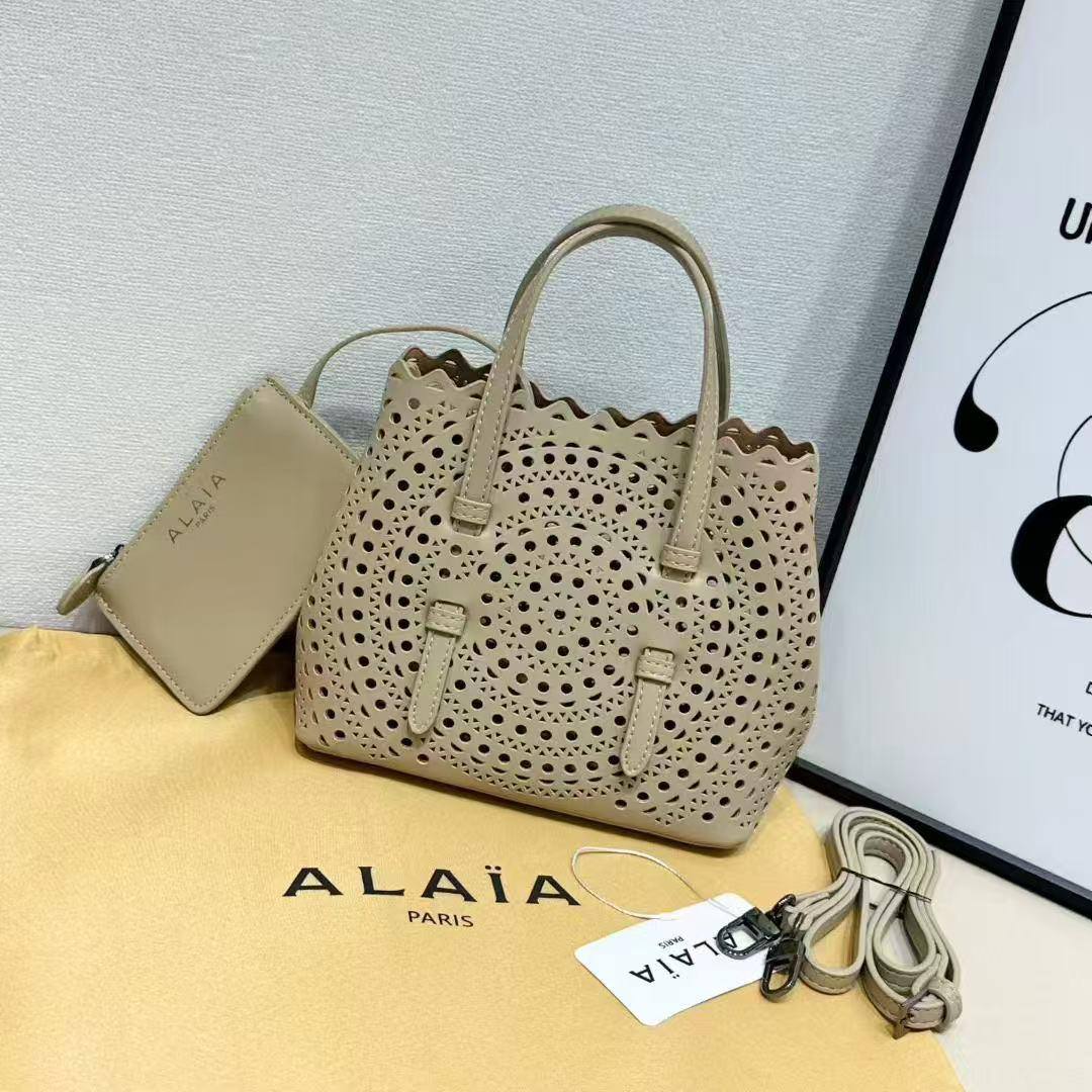 Alaia
Best quality 
90 dhs🪙💚
size 21cm

Zain158
♥️♥️♥️