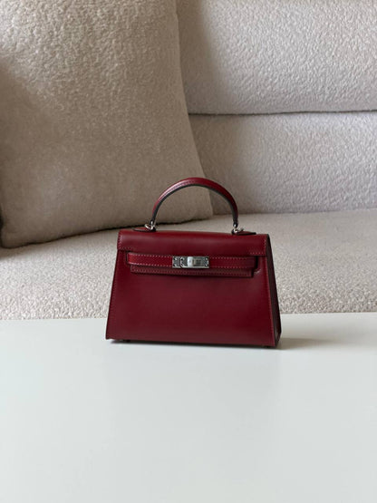 Hermes kelly box 19 cm💥Master quality ✅with box📦
380 dhs💓

Zain52
♥️♥️♥️