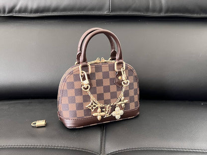 LV
110 dhs✅

With box 
🎁🎁🎁

high quality20cm

Zain26
♥️♥️♥️