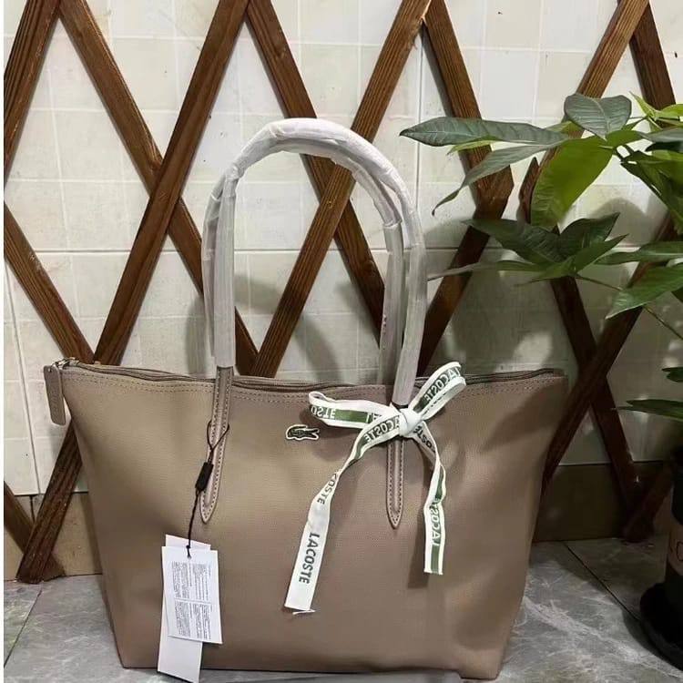 Lacoste
45 dhs🪙🖤
size 43×28×12cm

Zain42
♥️♥️♥️