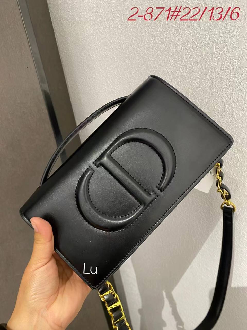 DIOR 
120 dhs✅

Best quality 

with box
🎁🎁🎁

size 22 CM

Zain290
♥️♥️♥️