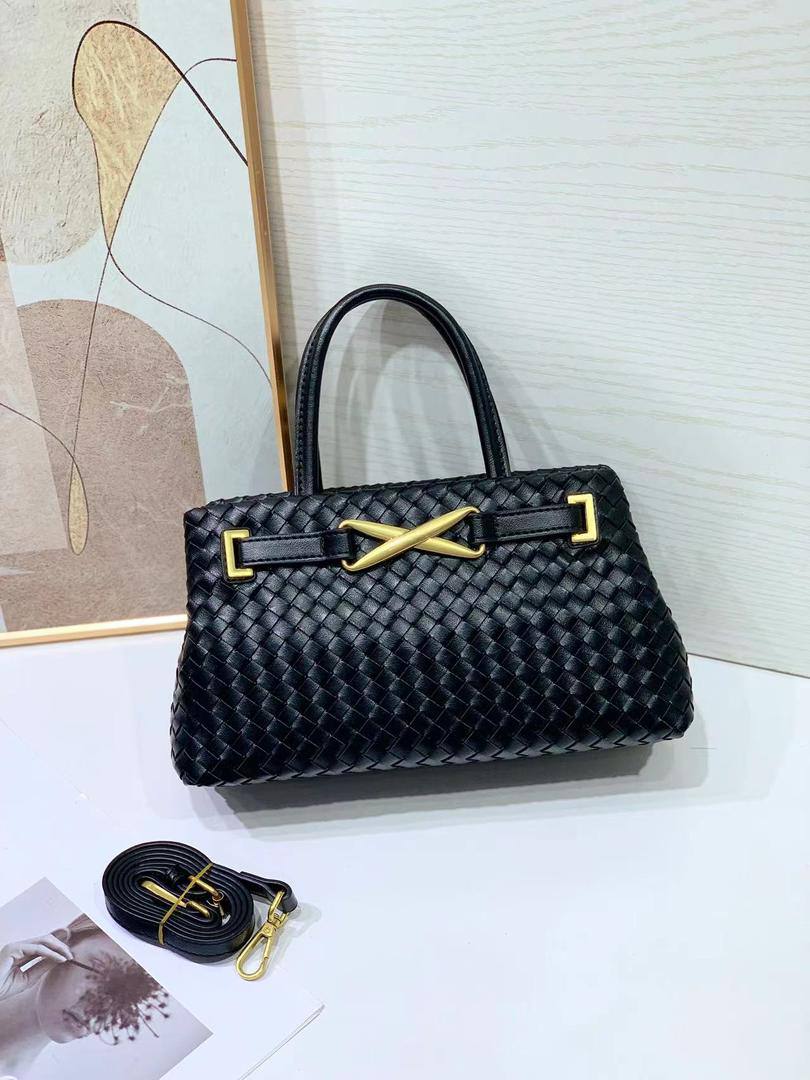 Bottega
95 dhs🪙🌨️
size 27×10×16cm

Zain41
♥️♥️♥️
