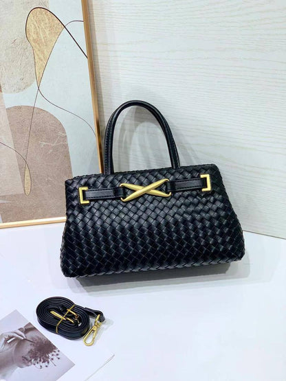 Bottega
95 dhs🪙🌨️
size 27×10×16cm

Zain41
♥️♥️♥️