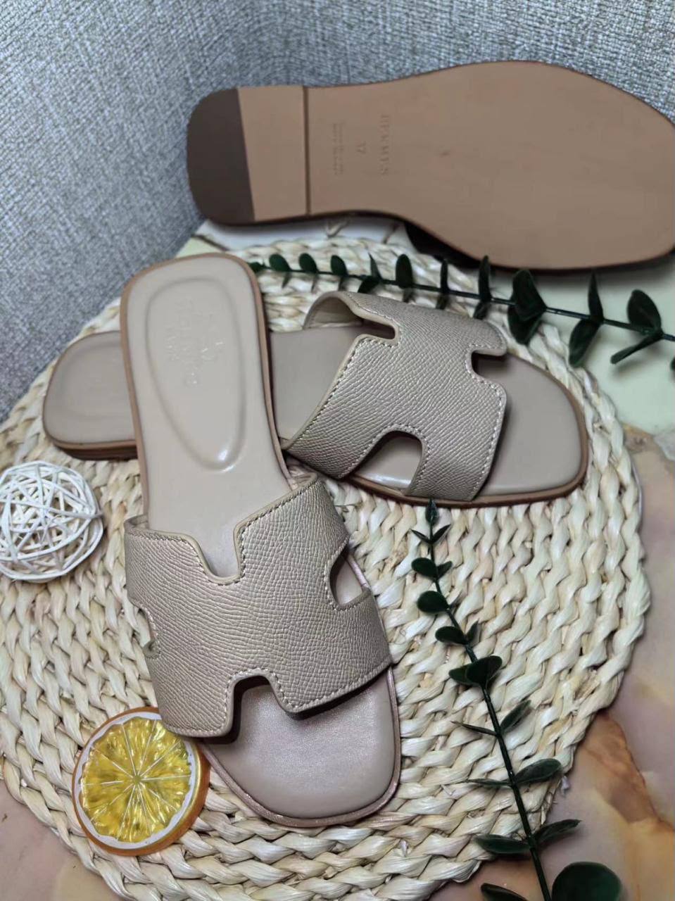 Hermes
70 dhs🇦🇪🇦🇪
size 36 to 41

Zain161
♥️♥️♥️