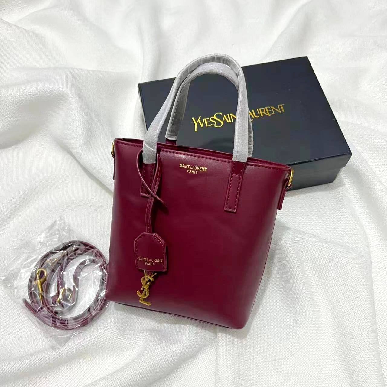 YSL

80 dhs🇦🇪

with box
🎁🎁🎁

size 17*5*18cm

Zain26
♥️♥️♥️