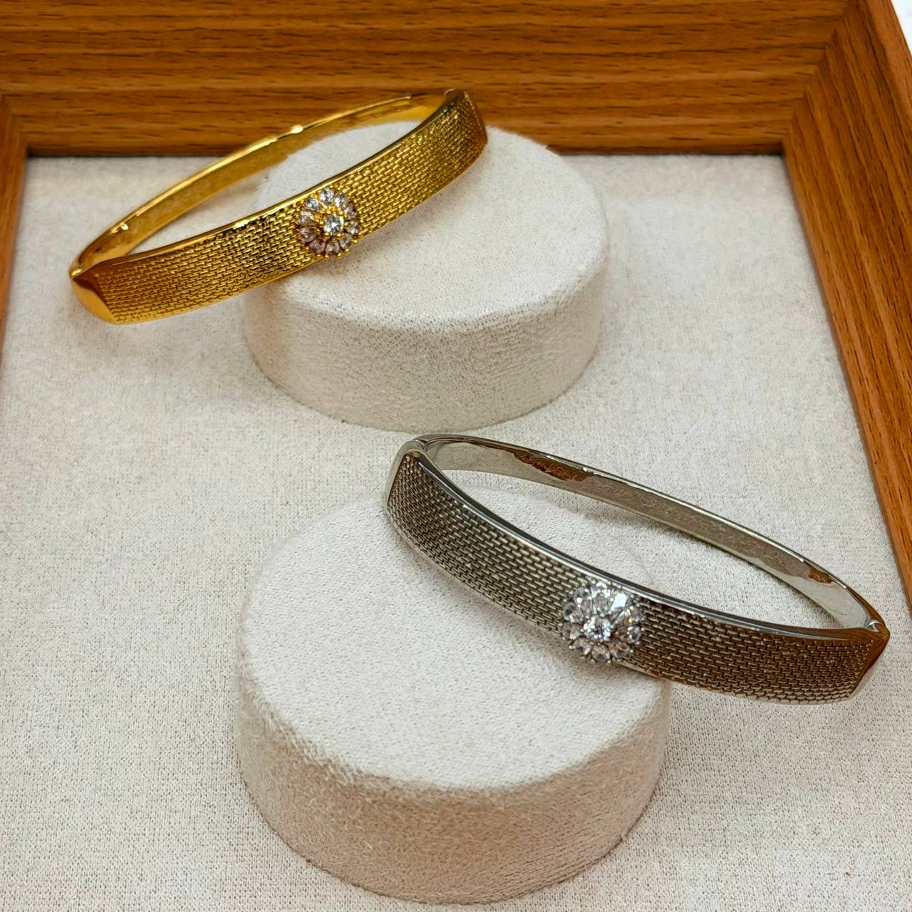 Bangle ❤️‍🔥*
good quality 💯
With black boxes 🗃️ 
20 dhs💓
With normal boxes 📦 
And paper bag🛍️
30 dhs💓

Zain216
♥️♥️♥️