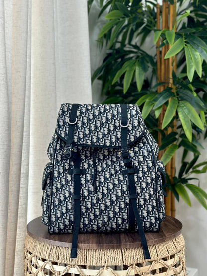 DIOR
*❗️BACKPACK ❗*
*SUPER MASTER QUALITY ❗*
1700 dhs✅
*WITH  PAPERBAG❗*

Zain267
♥️♥️♥️