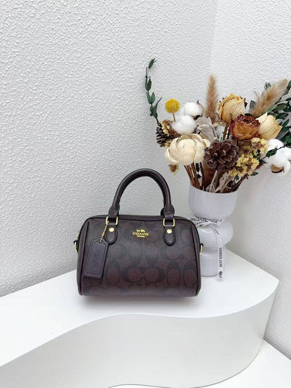 Caoch

High quality

With box 
90 dhs🇦🇪🇦🇪

Zain50
♥️♥️♥️