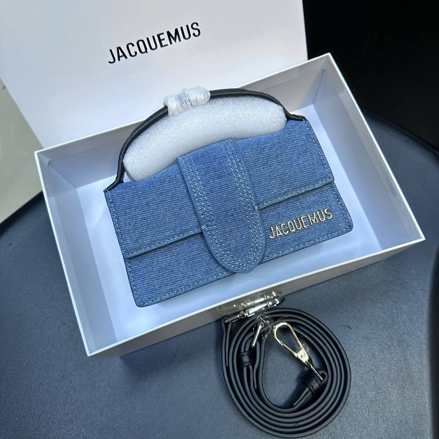JACQUEMUS 

HIGH QUALITY SMALL SIZE NEW CAME 

WITH BOX 
🎁🎁🎁

100 dhs❣️
Size:16 cm

Zain39
♥️♥️♥️